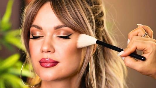 « Mon anti-cernes sèche moins depuis que j'utilise ça » : cette crème Kiehl's à 35€ prépare la peau au maquillage