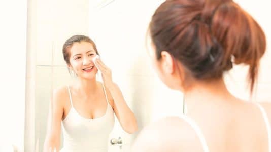 Notée 100/100 sur Yuka, cette crème effet lifting en pharmacie lisse les rides dès la première application
