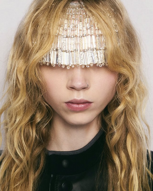 Pat McGrath signe pour Louis Vuitton un maquillage qui prolonge le vêtement