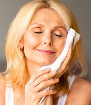 Peau sèche après 50 ans : la règle des 3 minutes après la douche qui change tout