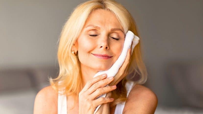 Peau sèche après 50 ans : la règle des 3 minutes après la douche qui change tout