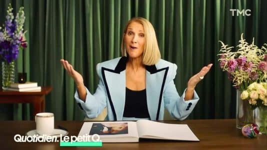 Pour son 11ème concert à Paris, Céline Dion surprend la scène avec une robe bustier beige Dior en plissé couture