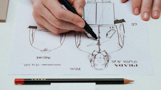 ParisSelectBook - Prada use ses tissus pour y lire le temps cet hiver