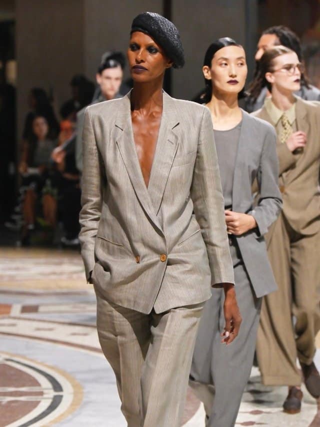 Quarante ans d'archives Giorgio Armani défilent dans la Galleria de Milan