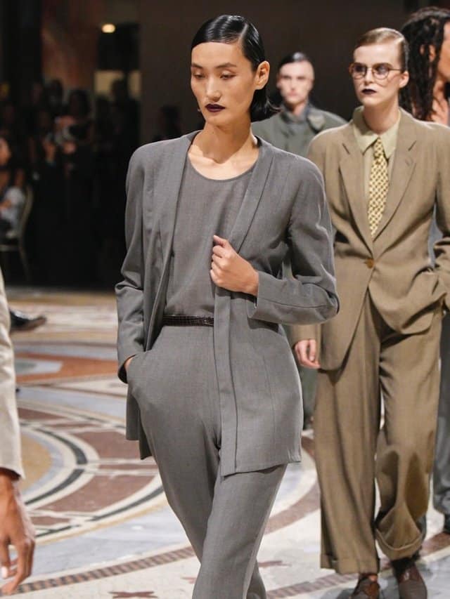 Quarante ans d'archives Giorgio Armani défilent dans la Galleria de Milan