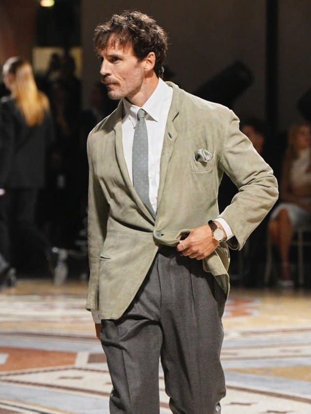 Quarante ans d'archives Giorgio Armani défilent dans la Galleria de Milan