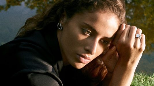 ParisSelectBook - Repossi sculpte l'or gris en dialogue avec l'Afrique du XVIIIe