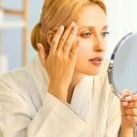 Rétinol et vitamine C pour lisser les rides après 60 ans : la dermatologue explique comment ajuster leur concentration