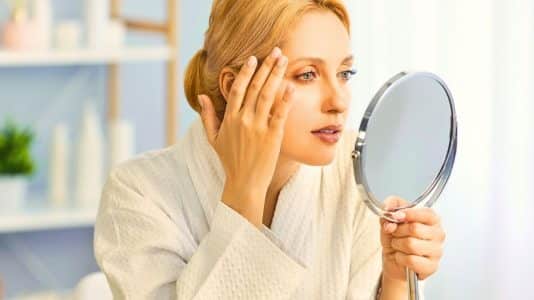Rétinol et vitamine C pour lisser les rides après 60 ans : la dermatologue explique comment ajuster leur concentration