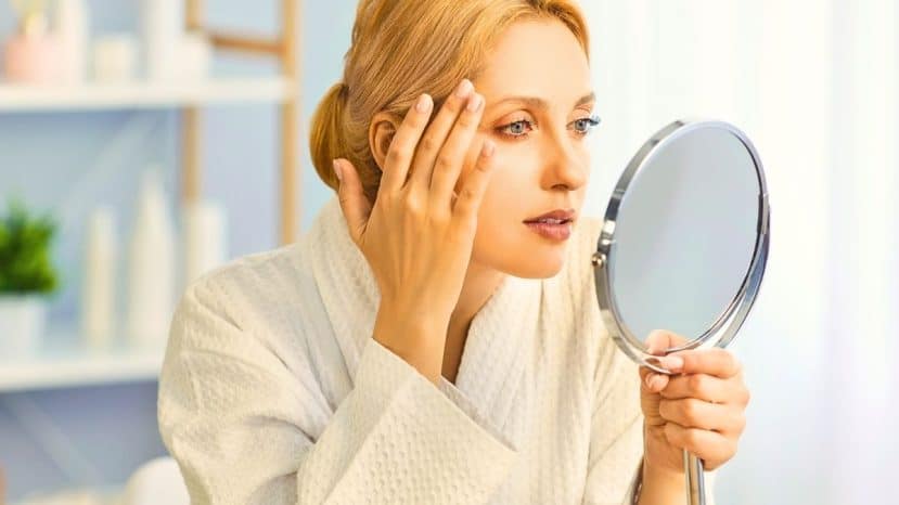 Rétinol et vitamine C pour lisser les rides après 60 ans : la dermatologue explique comment ajuster leur concentration