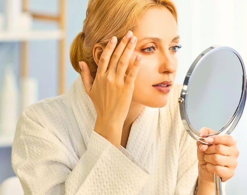 Rétinol et vitamine C pour lisser les rides après 60 ans : la dermatologue explique comment ajuster leur concentration