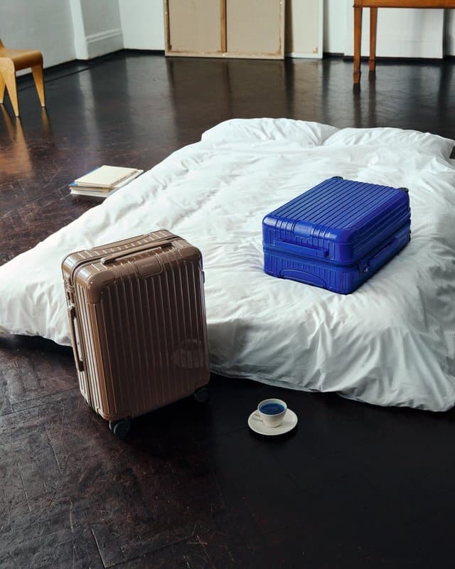 Rimowa joue le clair-obscur avec deux teintes en édition limitée