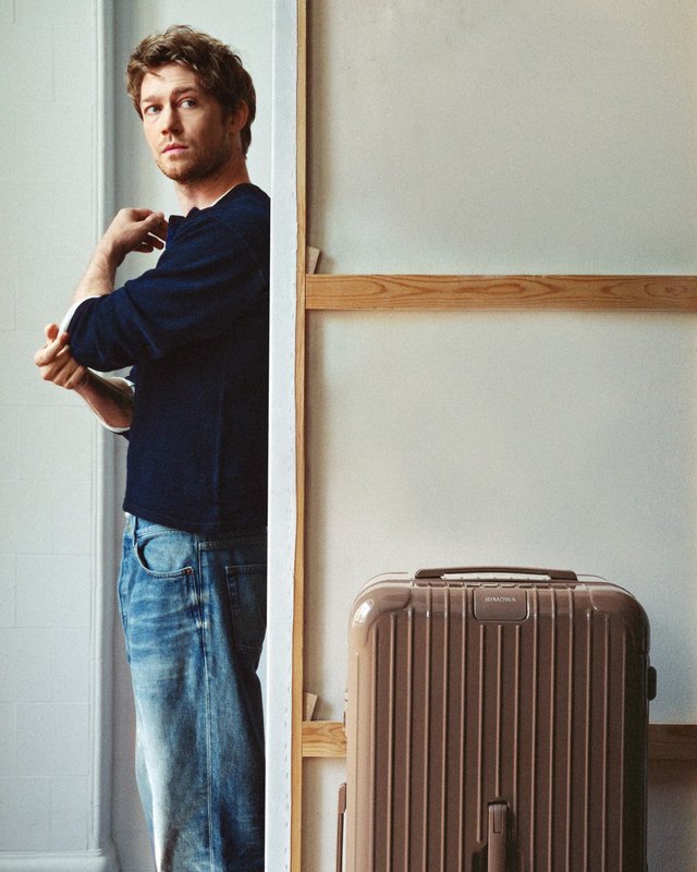 Rimowa joue le clair-obscur avec deux teintes en édition limitée