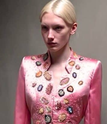 Roseberry signe chez Schiaparelli un vestiaire épuré qui refuse le bruit