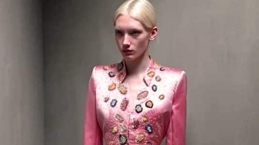 Roseberry signe chez Schiaparelli un vestiaire épuré qui refuse le bruit