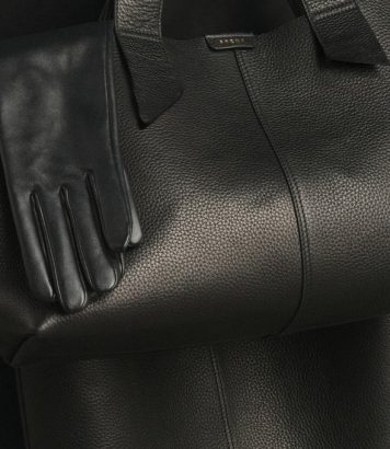ParisSelectBook - Soeur mise sur le cuir grainé avec un sac et des gants longs