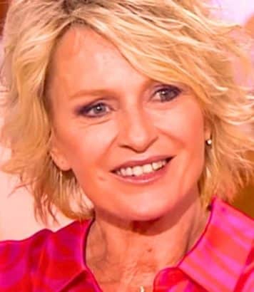 Sophie Davant porte le tailleur blanc écru qui remplace le noir cet automne et flatte toutes les morphologies