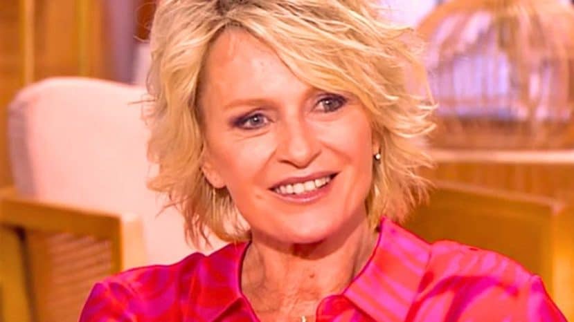Sophie Davant porte le tailleur blanc écru qui remplace le noir cet automne et flatte toutes les morphologies