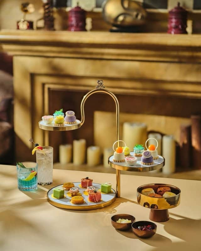 St. Regis noue trois alliances inédites entre mode, joaillerie et beauté