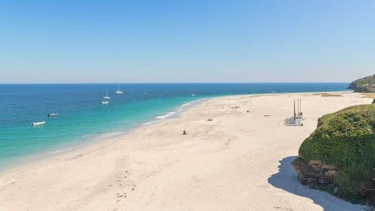 Sur l'île de Groix, cette crique de sable clair surnommée Tahiti Beach rivalise avec les plages de Polynésie
