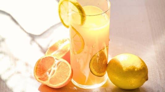 Un dermatologue révèle les 5 critères sur l'étiquette pour savoir si votre soin à la vitamine C agit vraiment