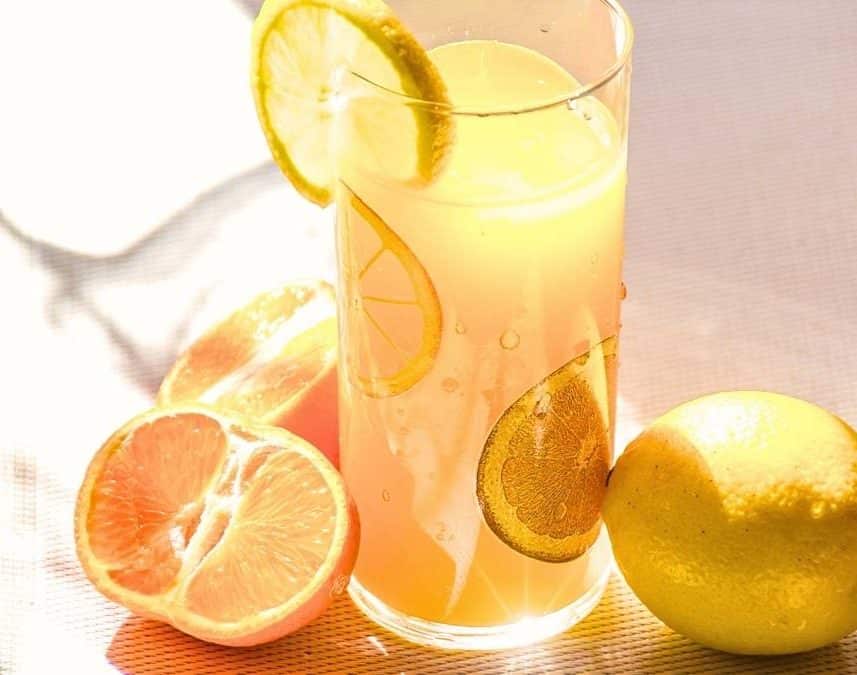 Un dermatologue révèle les 5 critères sur l'étiquette pour savoir si votre soin à la vitamine C agit vraiment
