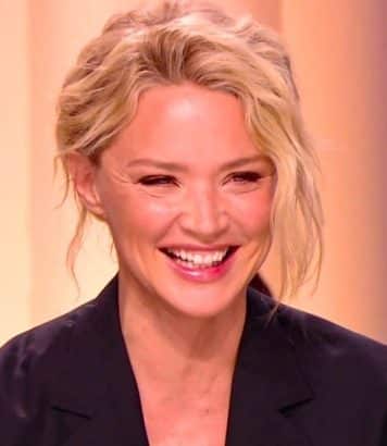 Virginie Efira sublime au défilé Saint-Laurent avec un costume oversize sans rien en dessous à 49 ans