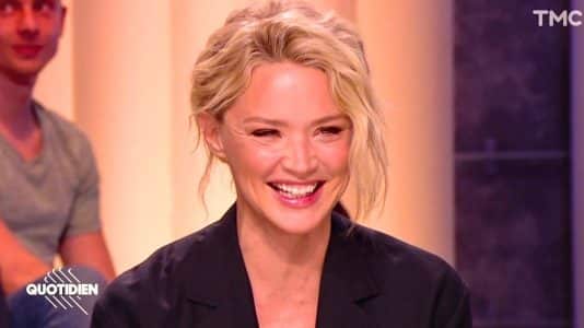 Virginie Efira sublime au défilé Saint-Laurent avec un costume oversize sans rien en dessous à 49 ans