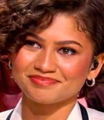 Zendaya en robe Alexander McQueen vintage sur le Trocadéro affole la Fashion Week haute couture